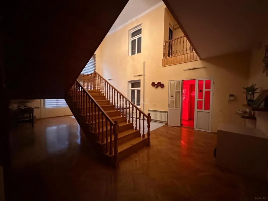 Kirayə verilir 10 otaqlı həyət evi 387 m²