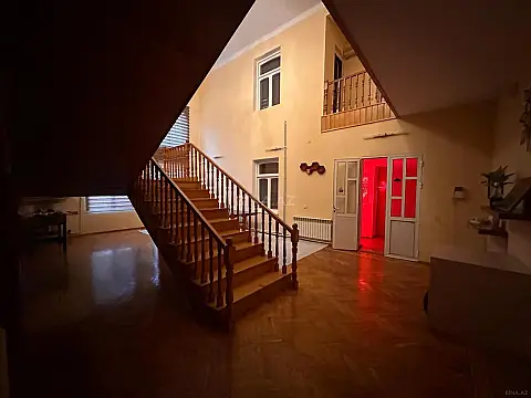 Kirayə verilir 10 otaqlı həyət evi 387 m²