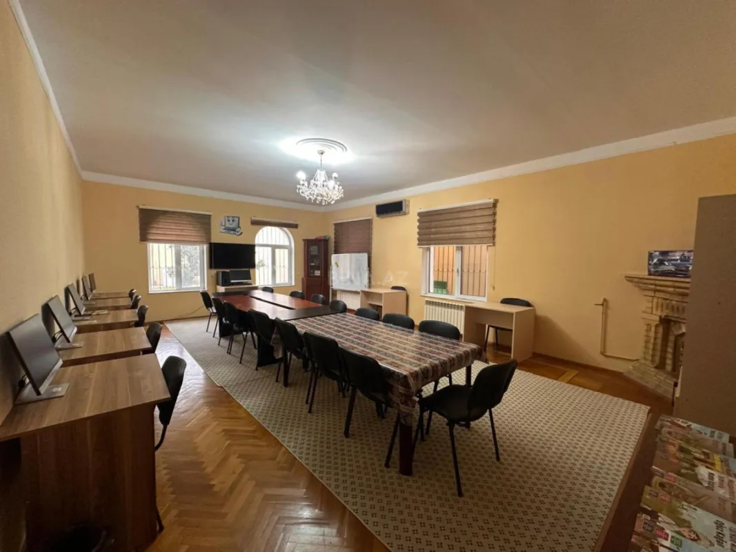 Kirayə verilir 10 otaqlı həyət evi 387 m²