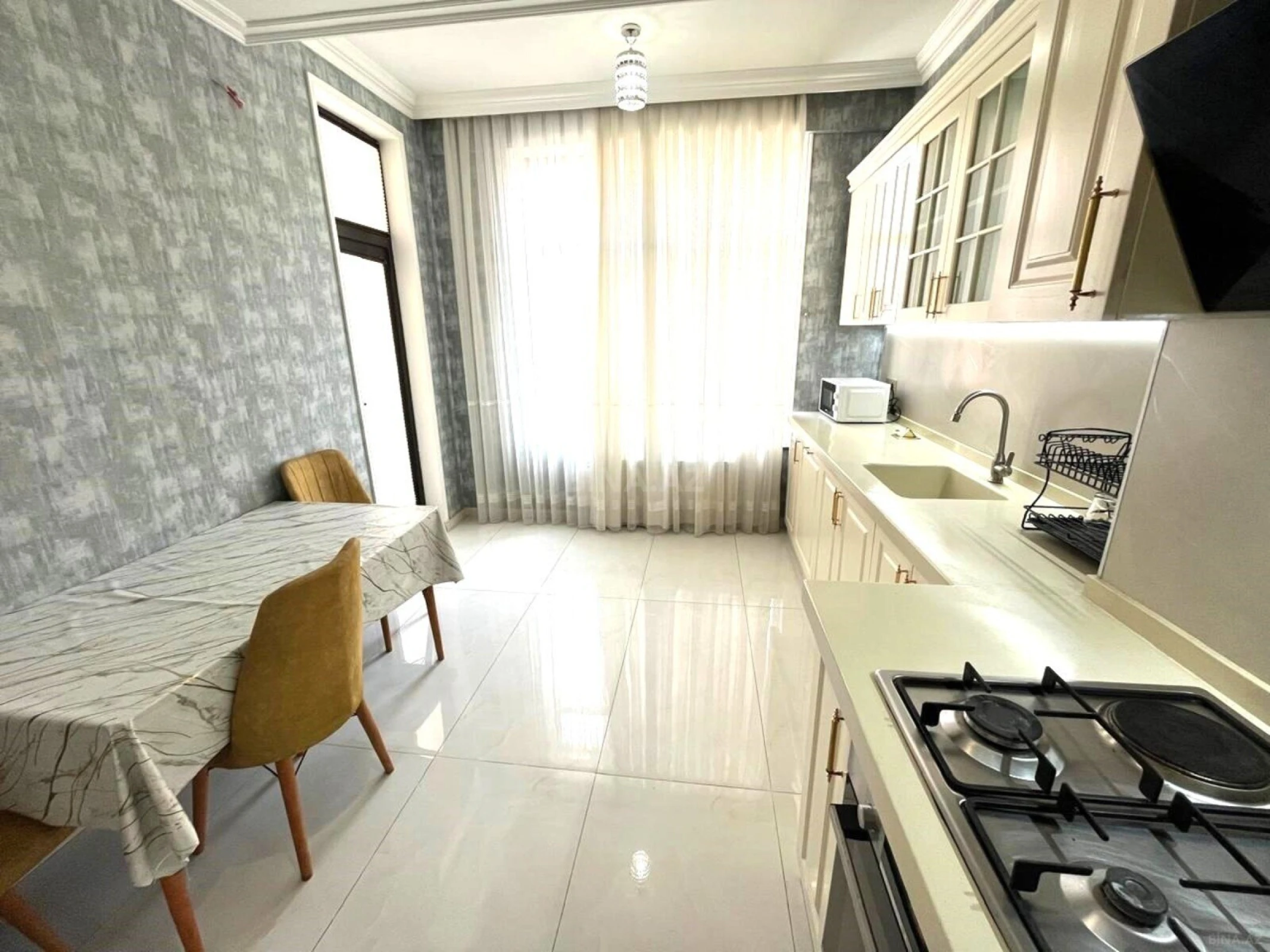 Kirayə verilir 2 otaqlı mənzil 80 m²