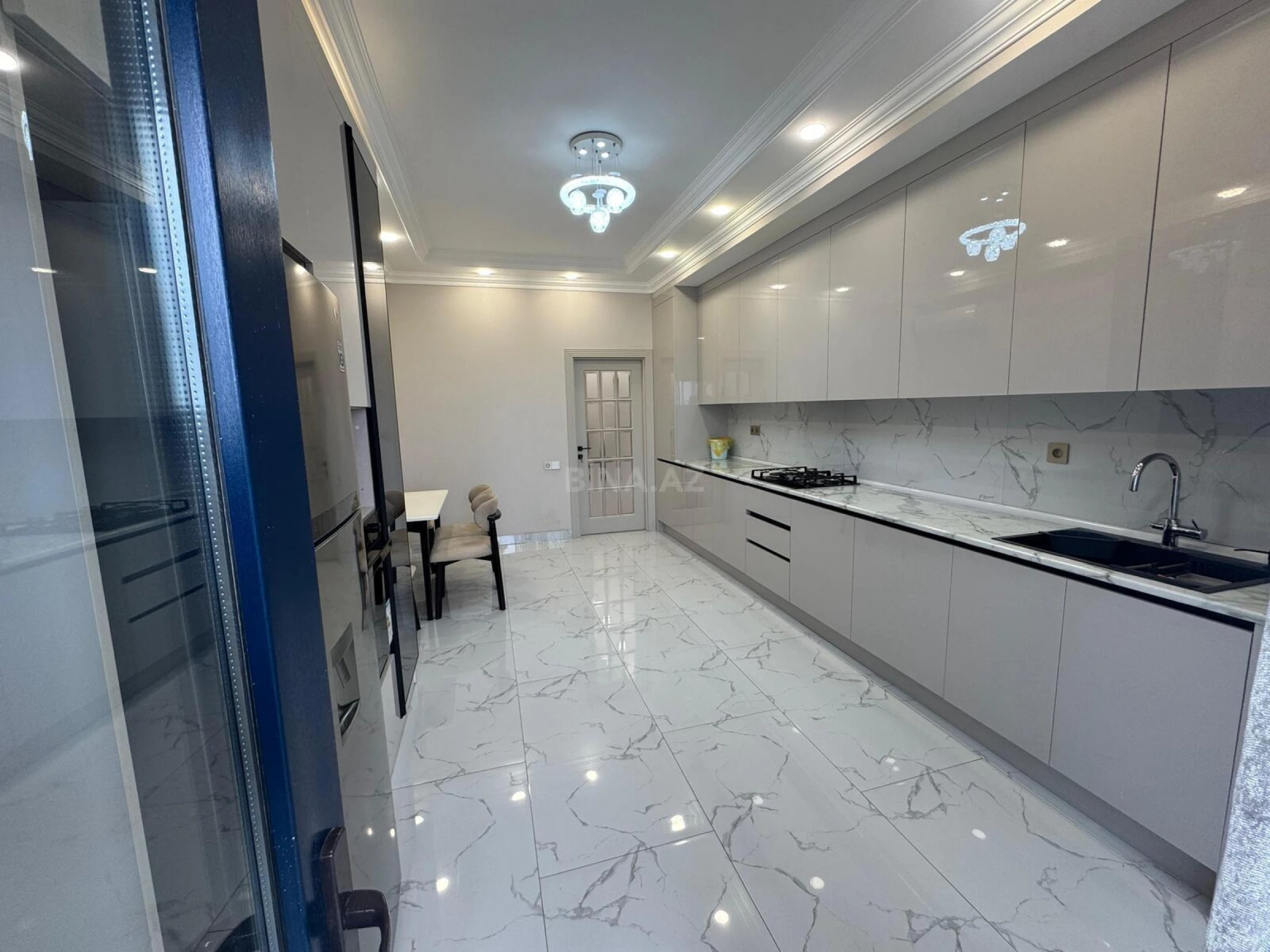 Kirayə verilir 3 otaqlı mənzil 130 m²