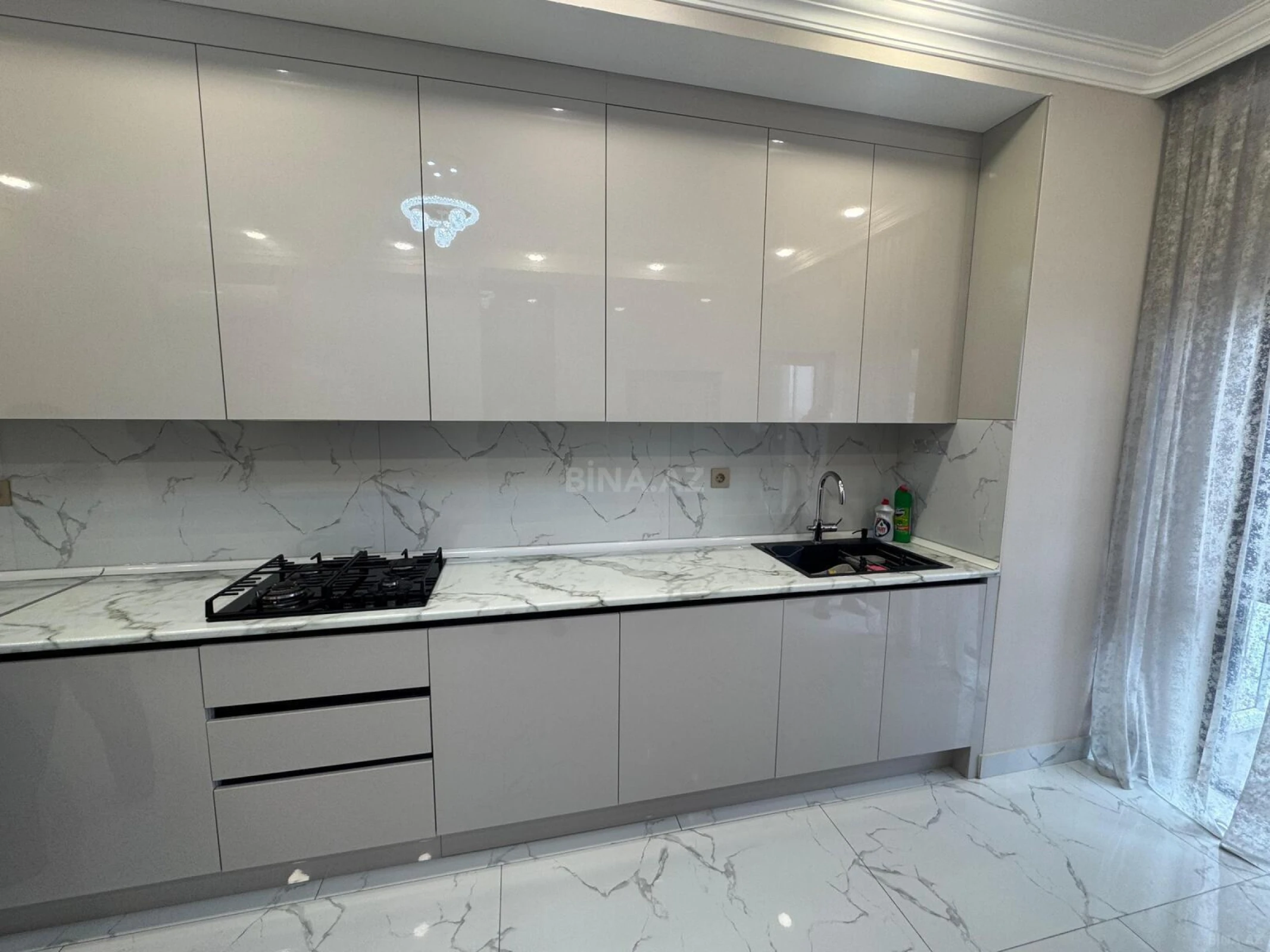Kirayə verilir 3 otaqlı mənzil 130 m²