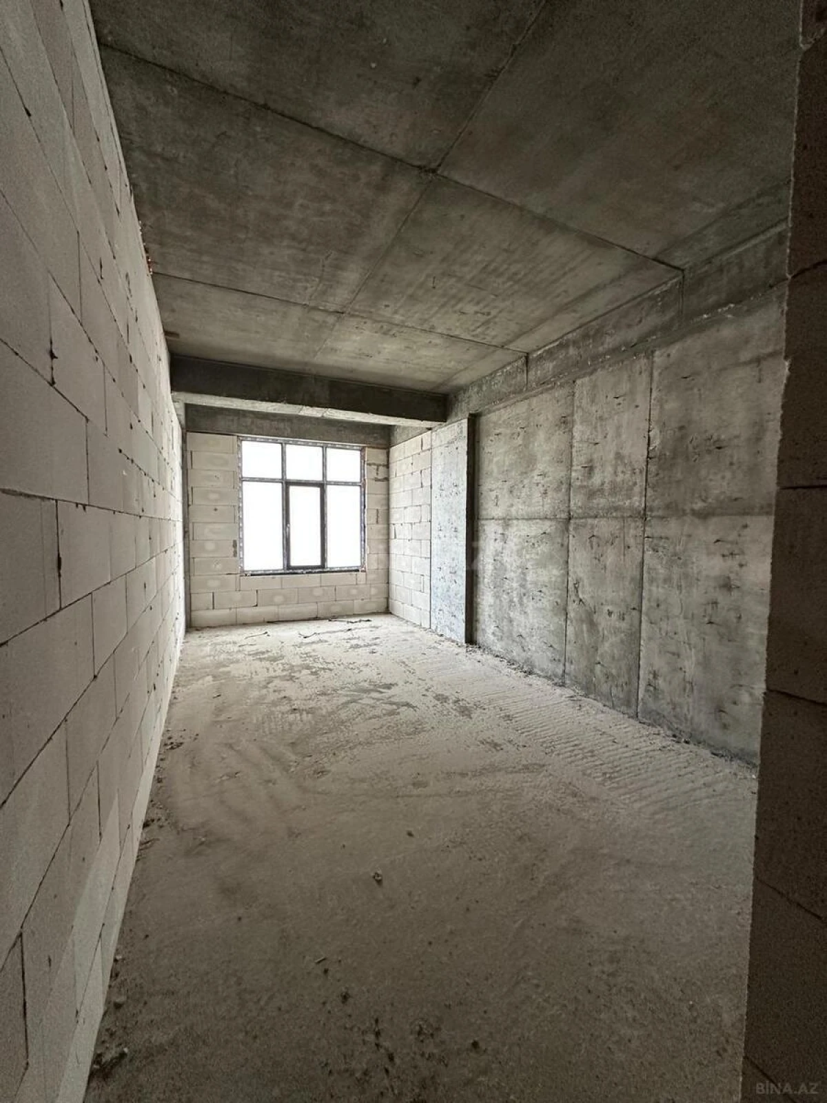 Satılır 4 otaqlı mənzil 180 m²