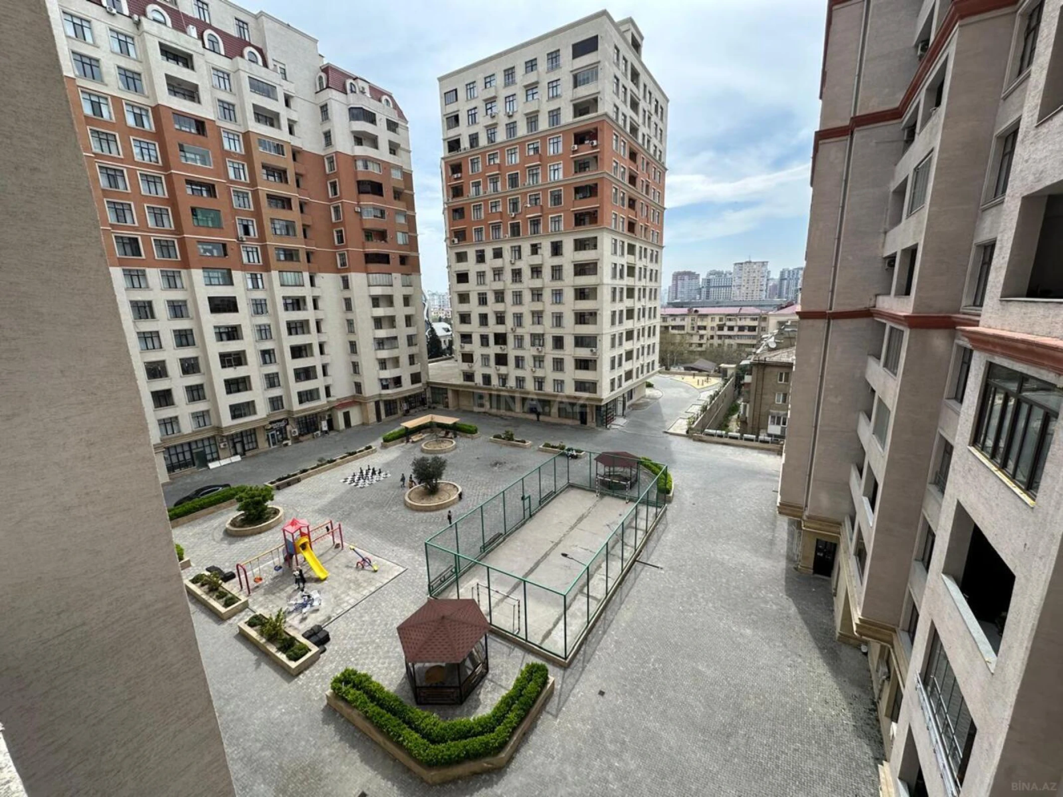 Satılır 4 otaqlı mənzil 180 m²