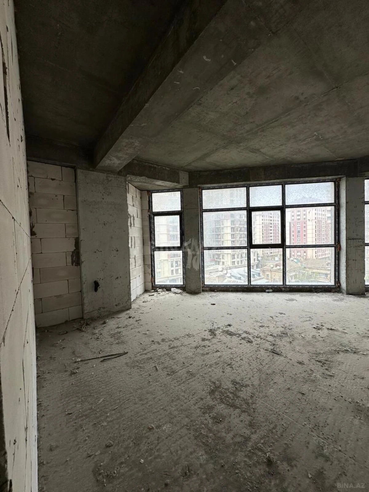 Satılır 4 otaqlı mənzil 180 m²