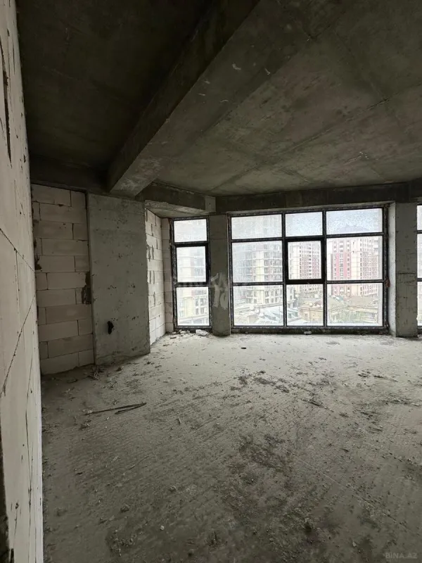 Satılır 4 otaqlı mənzil 180 m²