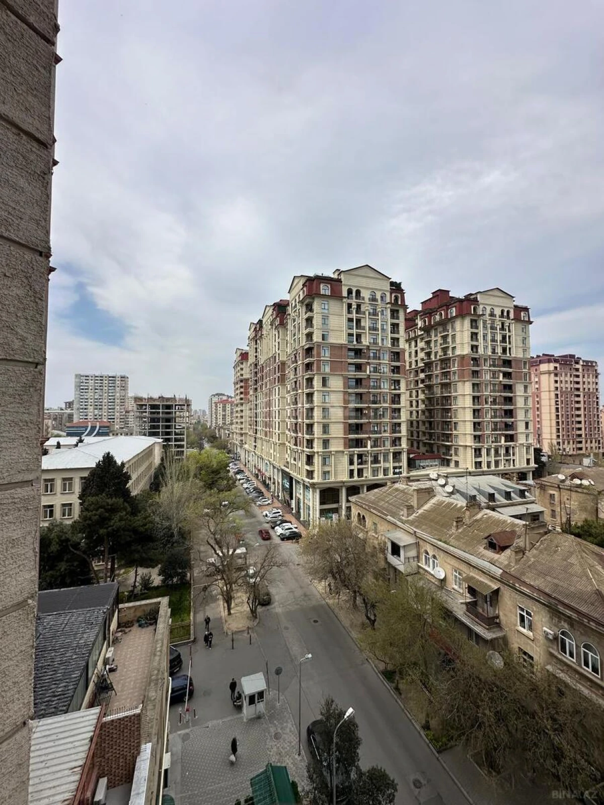 Satılır 4 otaqlı mənzil 180 m²