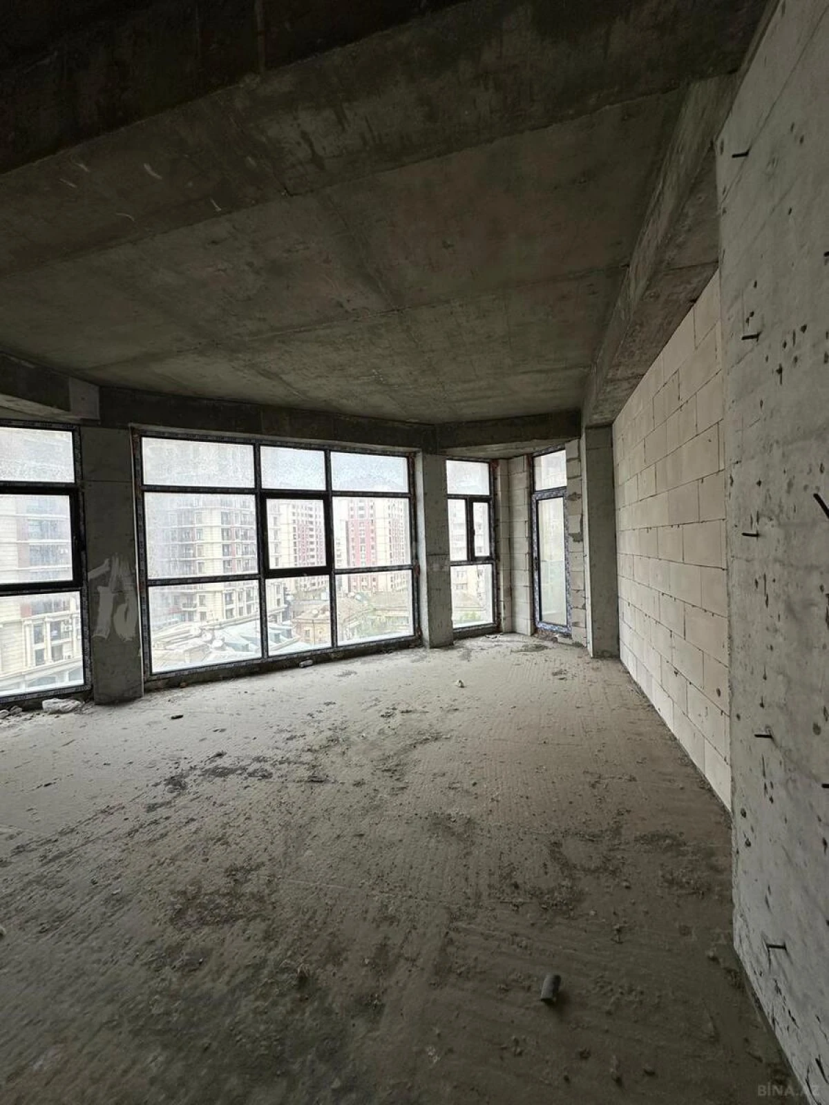 Satılır 4 otaqlı mənzil 180 m²