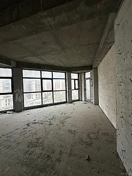 Satılır 4 otaqlı mənzil 180 m²