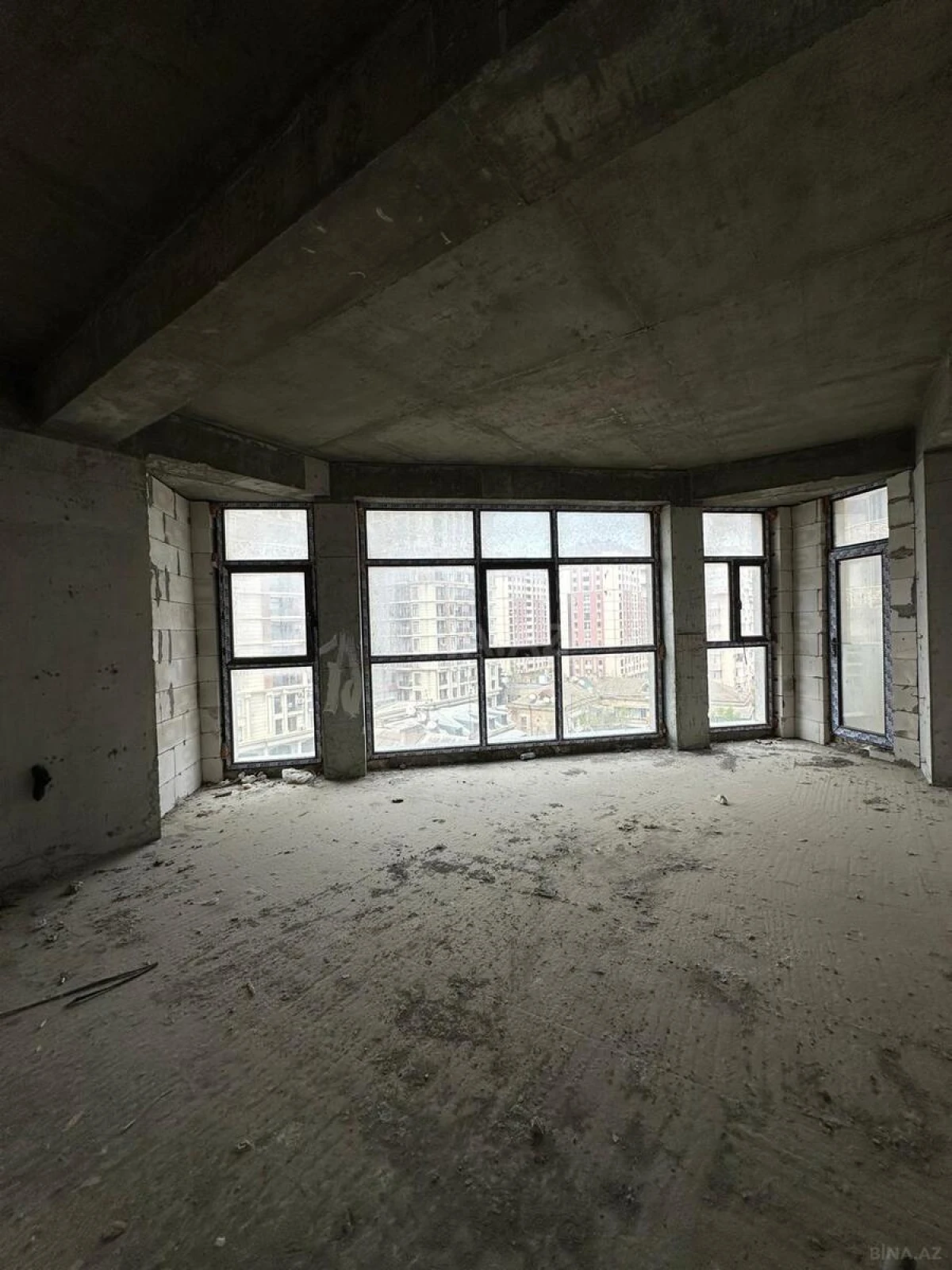 Satılır 4 otaqlı mənzil 180 m²