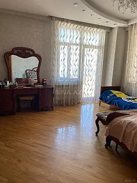 Satılır 4 otaqlı mənzil 221 m²