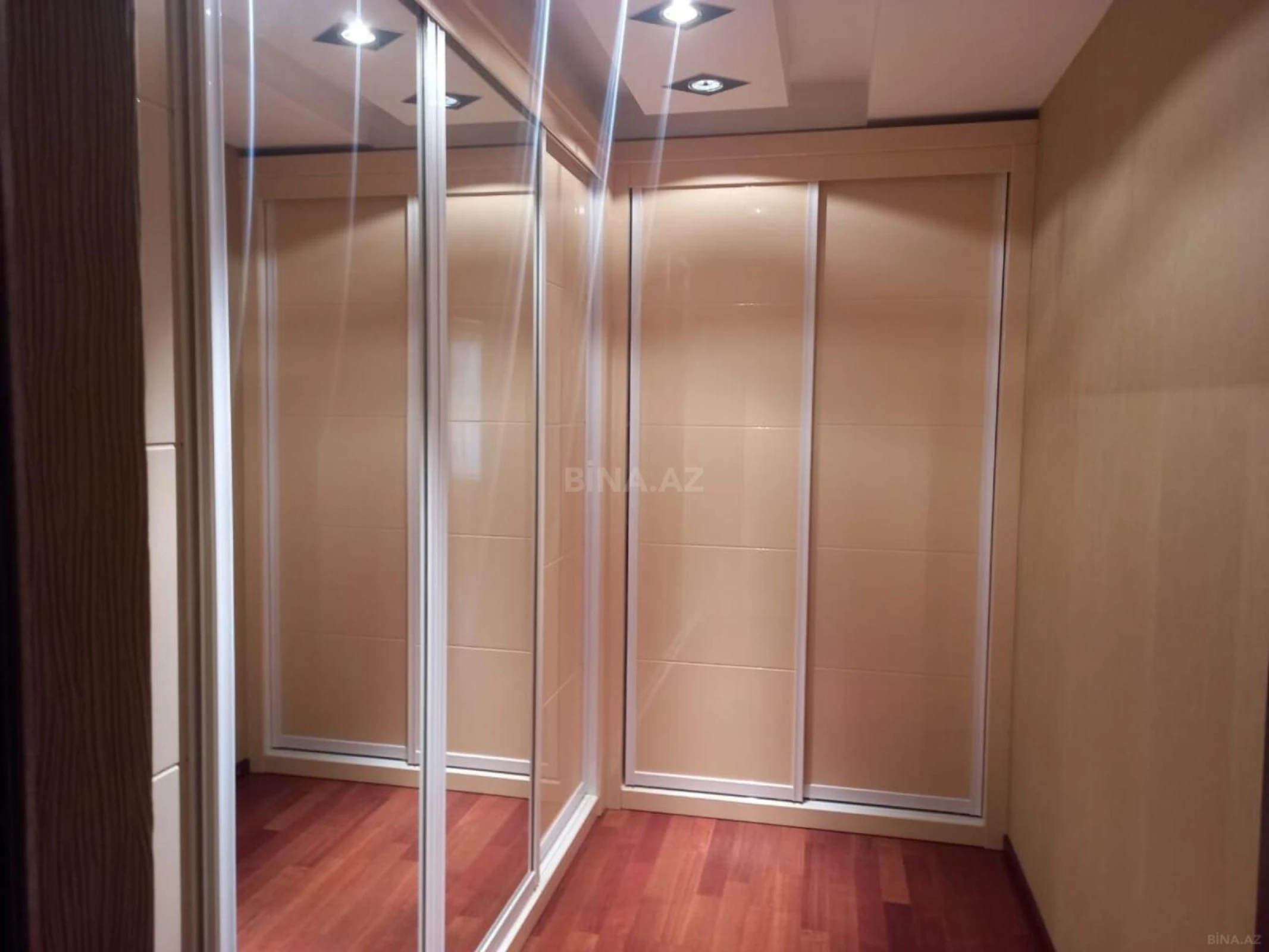 Satılır 6 otaqlı həyət evi 280 m²