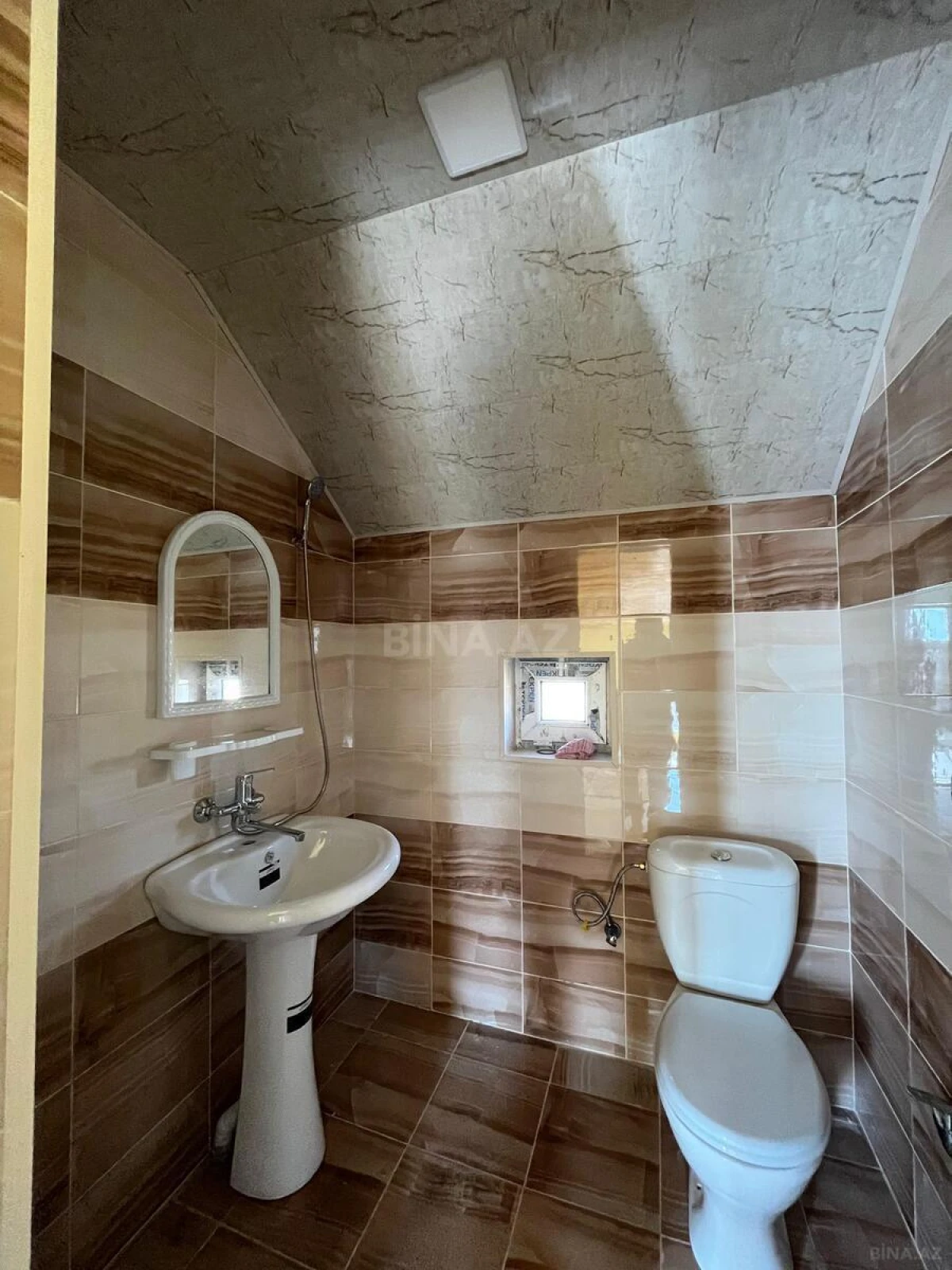 Satılır 5 otaqlı həyət evi 180 m²