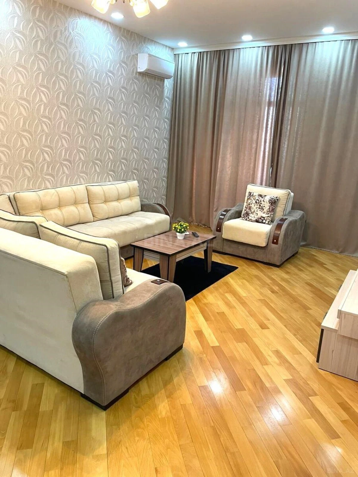 Kirayə verilir 2 otaqlı mənzil 100 m²
