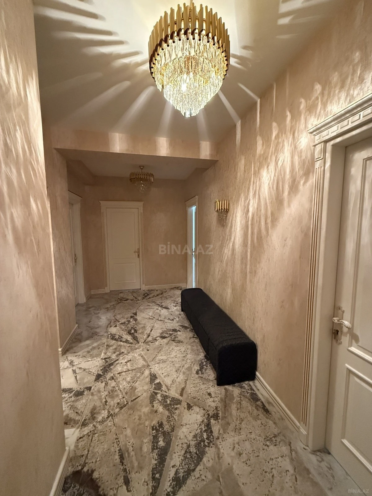 Satılır 4 otaqlı mənzil 173 m²