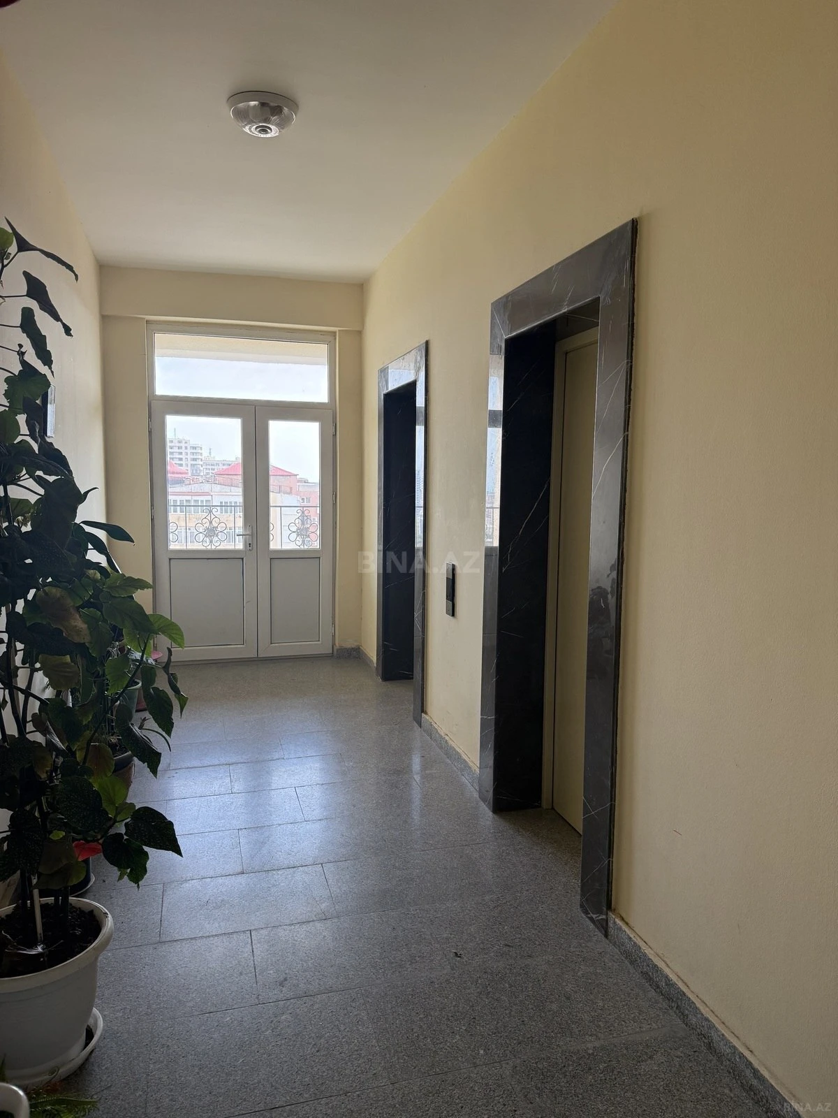 Satılır 4 otaqlı mənzil 173 m²