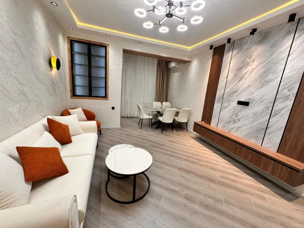 Satılır 2 otaqlı mənzil 82 m²