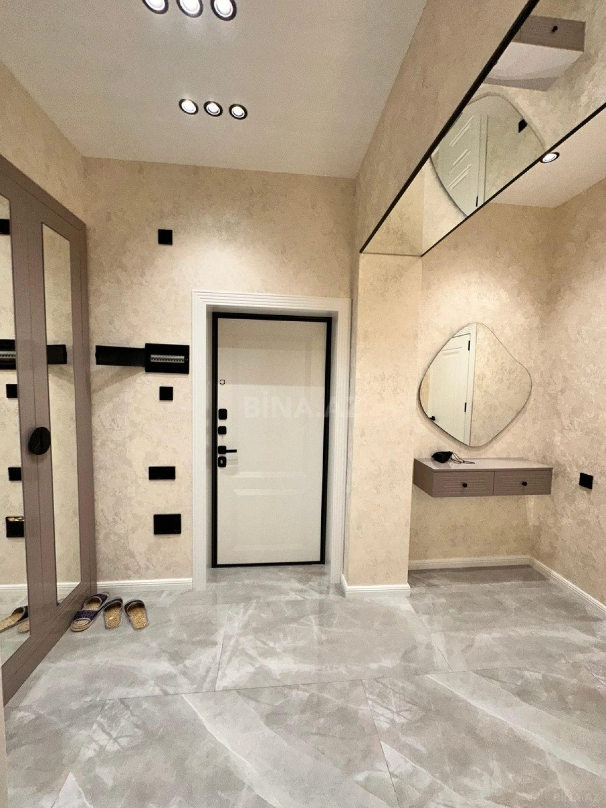 Satılır 2 otaqlı mənzil 82 m²