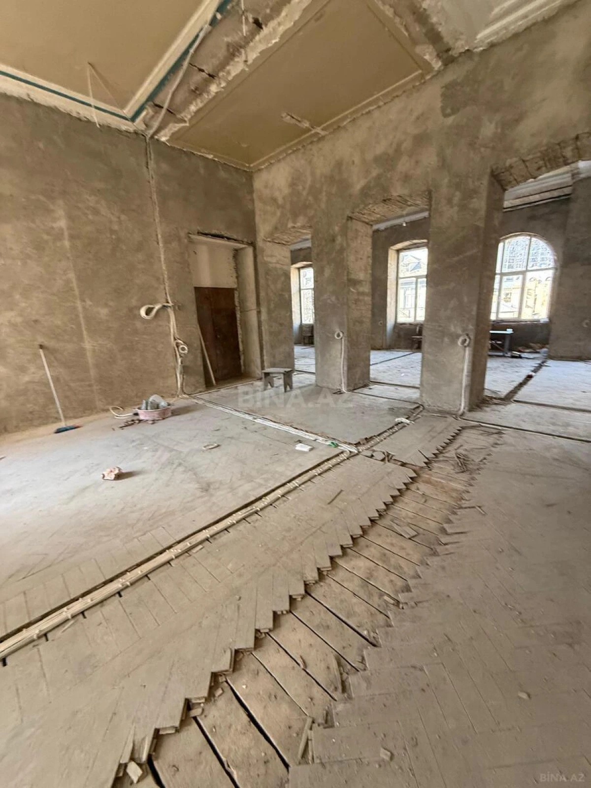 Satılır 10 otaqlı mənzil 360 m²