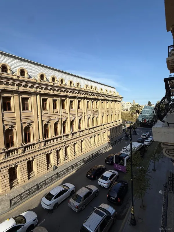 Satılır 10 otaqlı mənzil 360 m²