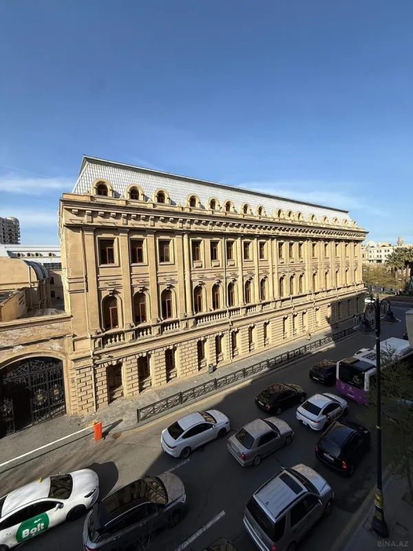 Satılır 10 otaqlı mənzil 360 m²