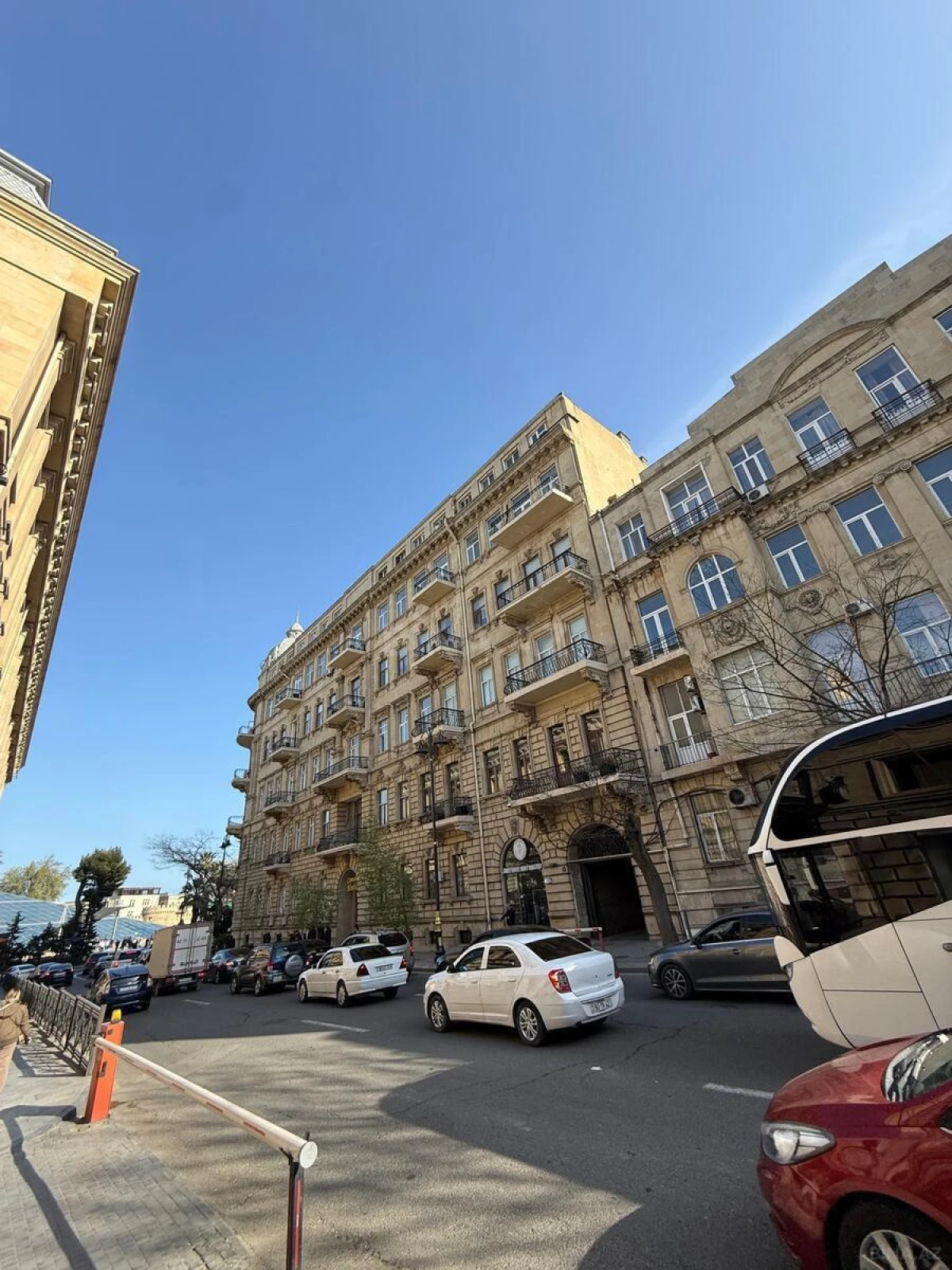 Satılır 10 otaqlı mənzil 360 m²