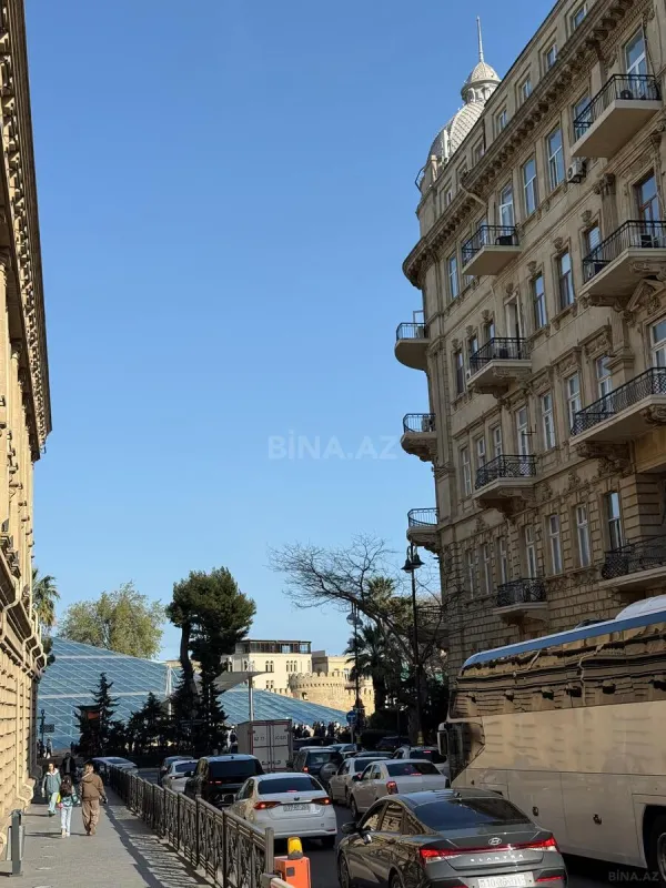 Satılır 10 otaqlı mənzil 360 m²