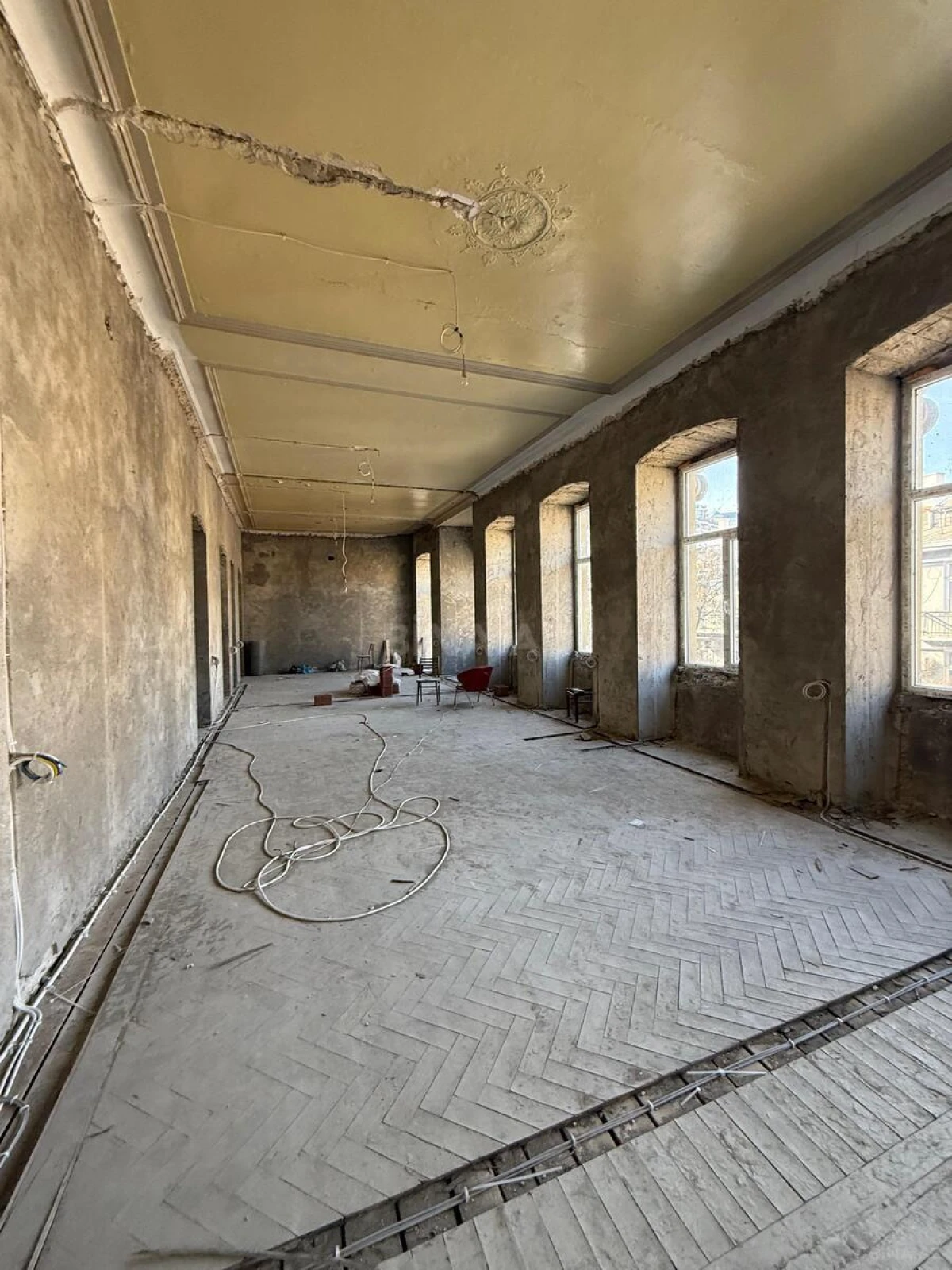 Satılır 10 otaqlı mənzil 360 m²