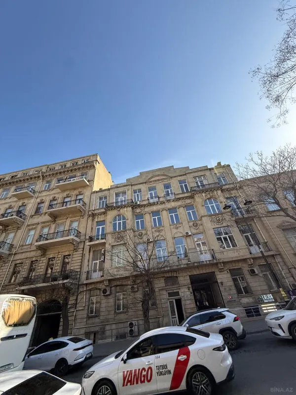 Satılır 10 otaqlı mənzil 360 m²