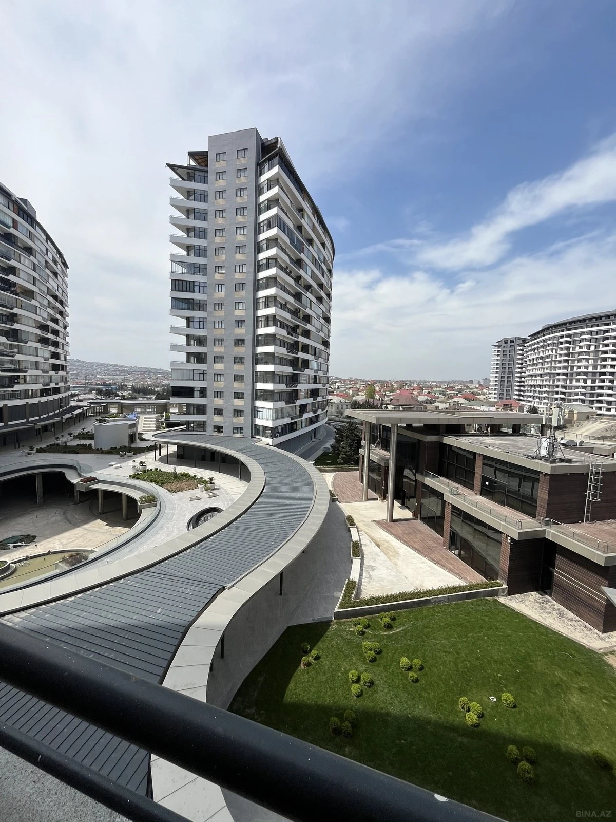 Satılır 3 otaqlı mənzil 112 m²