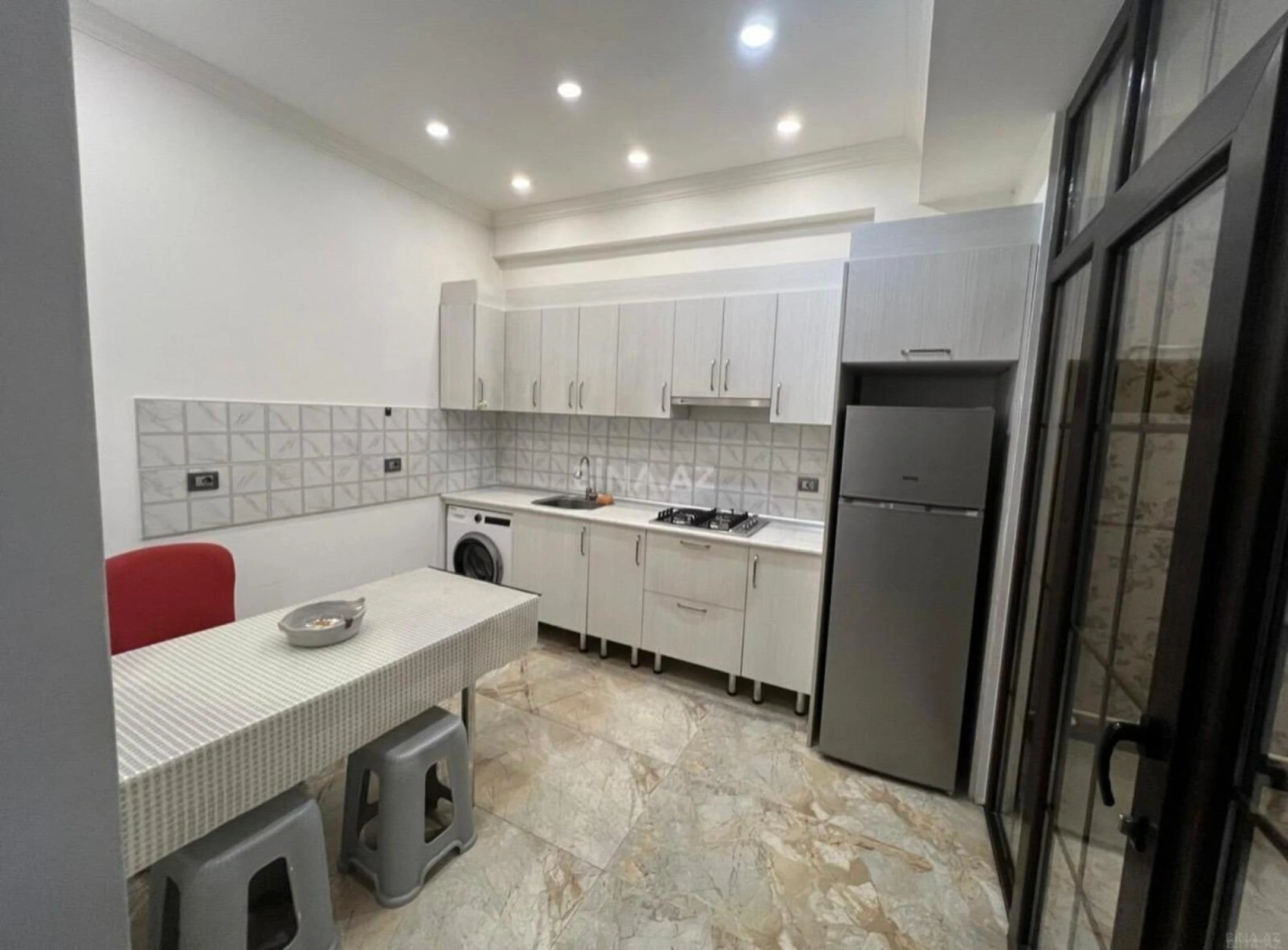 Kirayə verilir 2 otaqlı mənzil 72 m²