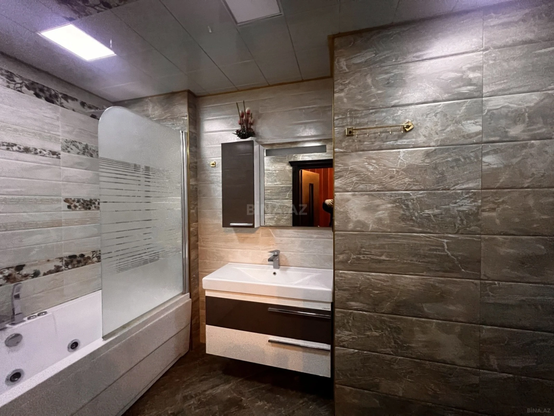 Kirayə verilir 3 otaqlı mənzil 140 m²