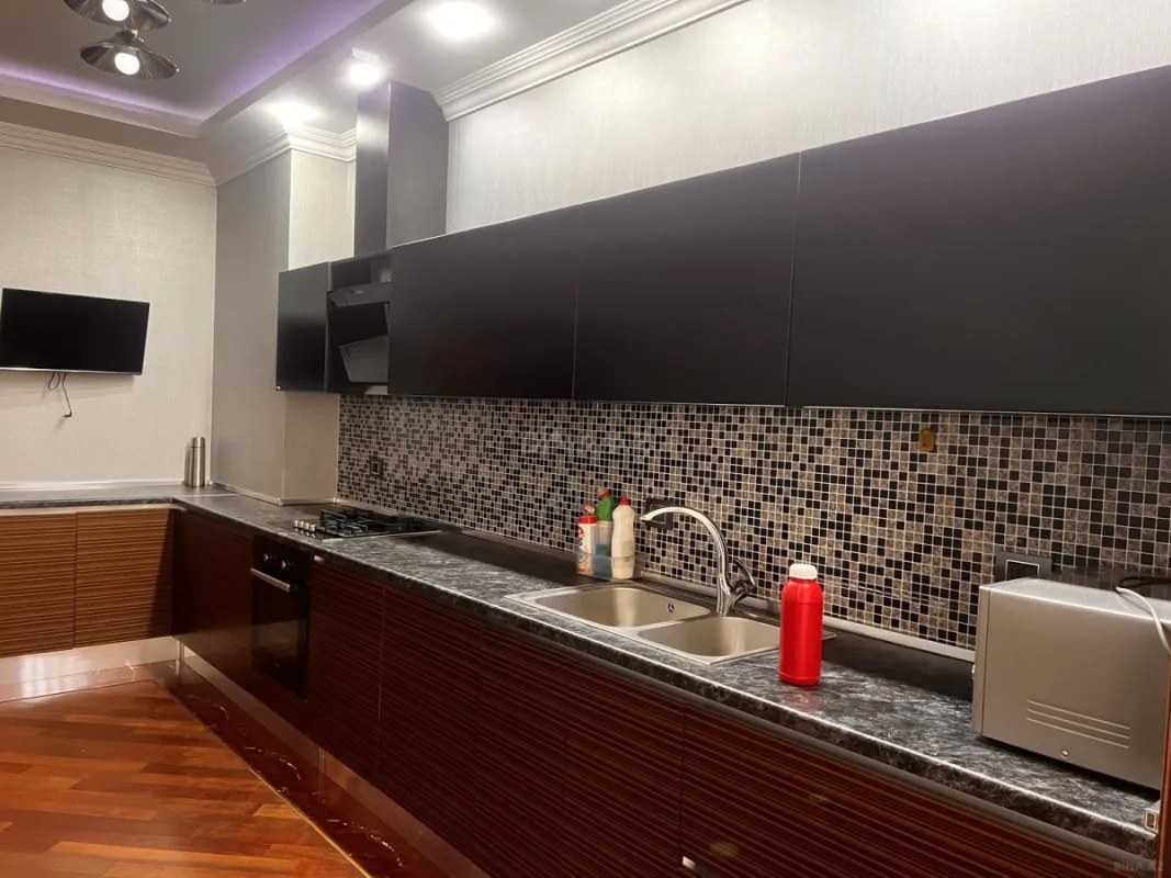 Kirayə verilir 3 otaqlı mənzil 140 m²