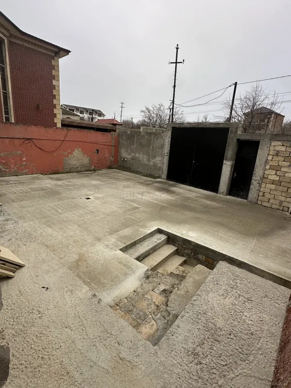 Satılır 6 otaqlı həyət evi 300 m²