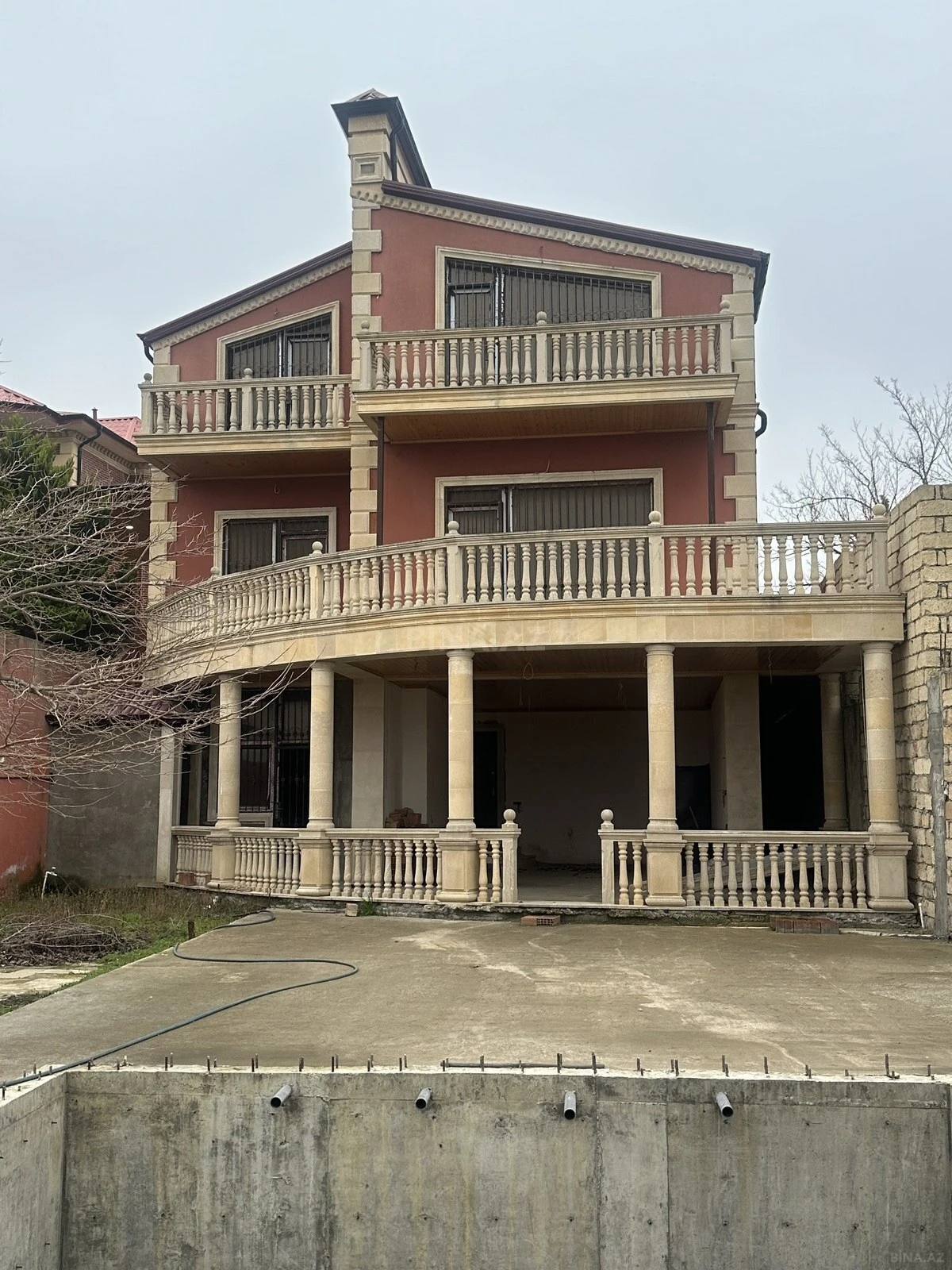 Satılır 6 otaqlı həyət evi 300 m²