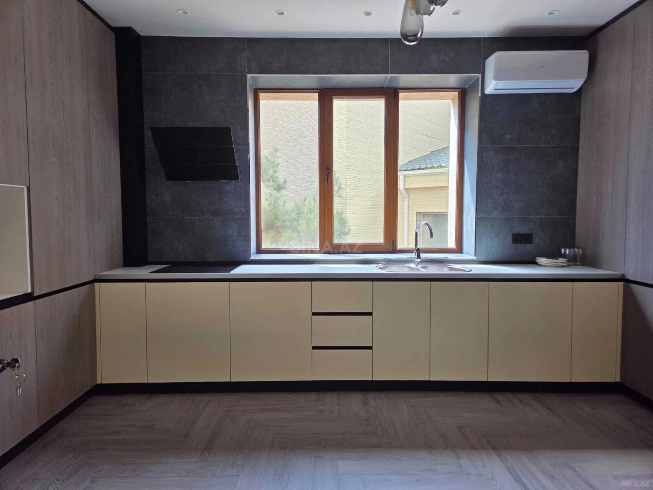 Kirayə verilir 3 otaqlı mənzil 158 m²