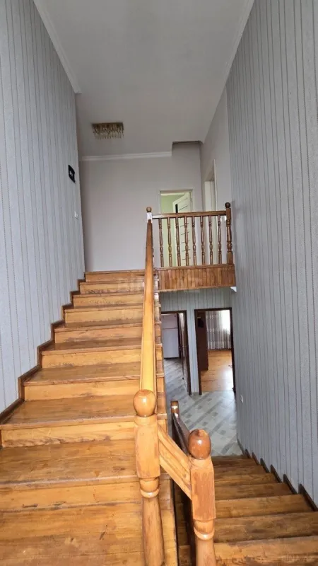 Satılır 6 otaqlı həyət evi 200 m²