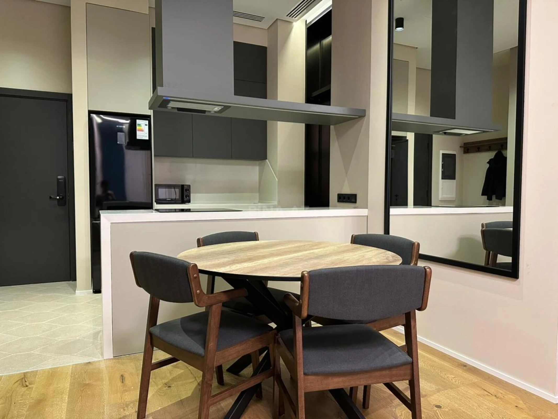 Kirayə verilir 2 otaqlı mənzil 85 m²