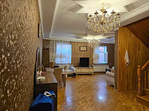 Satılır 5 otaqlı həyət evi 200 m²