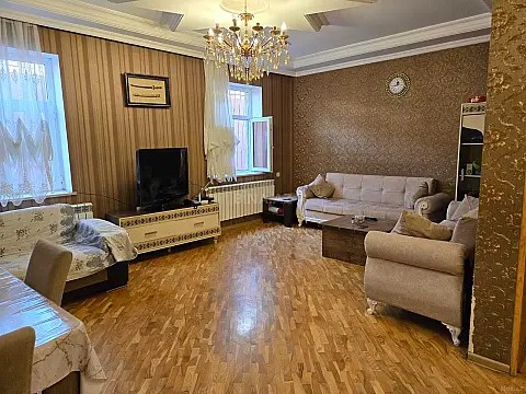 Satılır 5 otaqlı həyət evi 200 m²