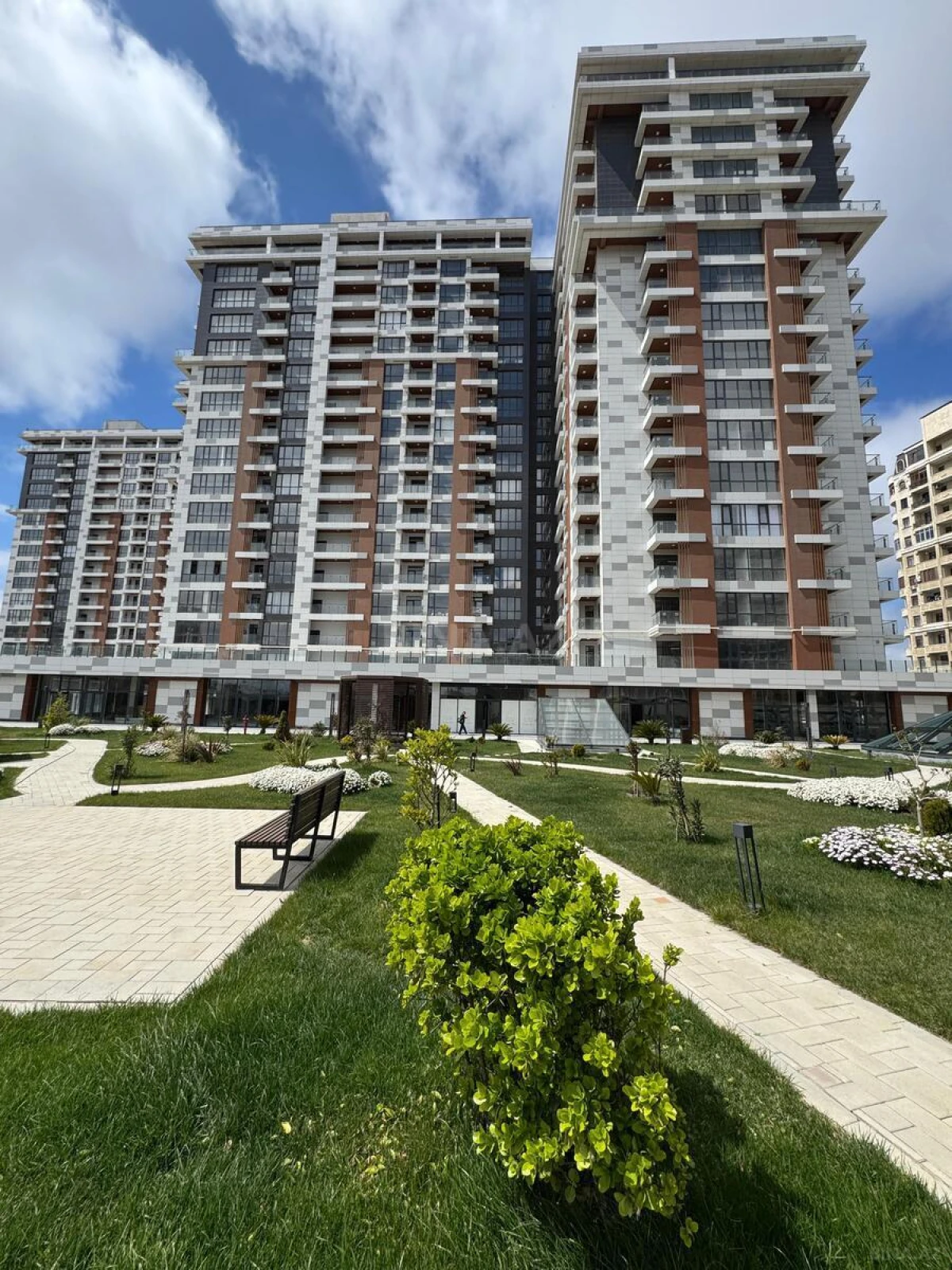 Satılır 2 otaqlı mənzil 107 m²