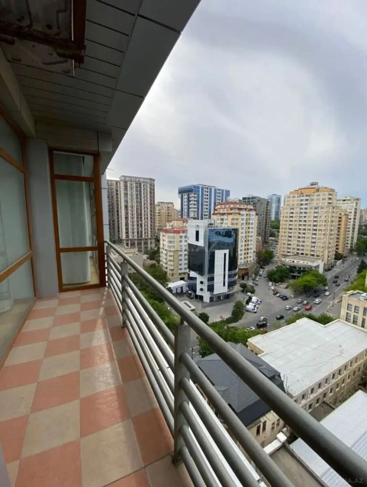 Satılır 3 otaqlı mənzil 130 m²