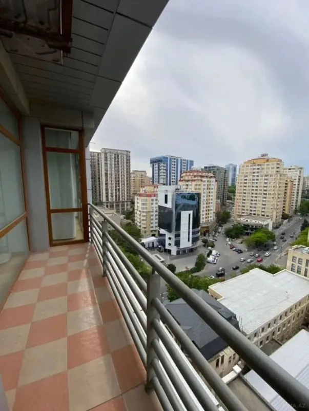 Satılır 3 otaqlı mənzil 130 m²