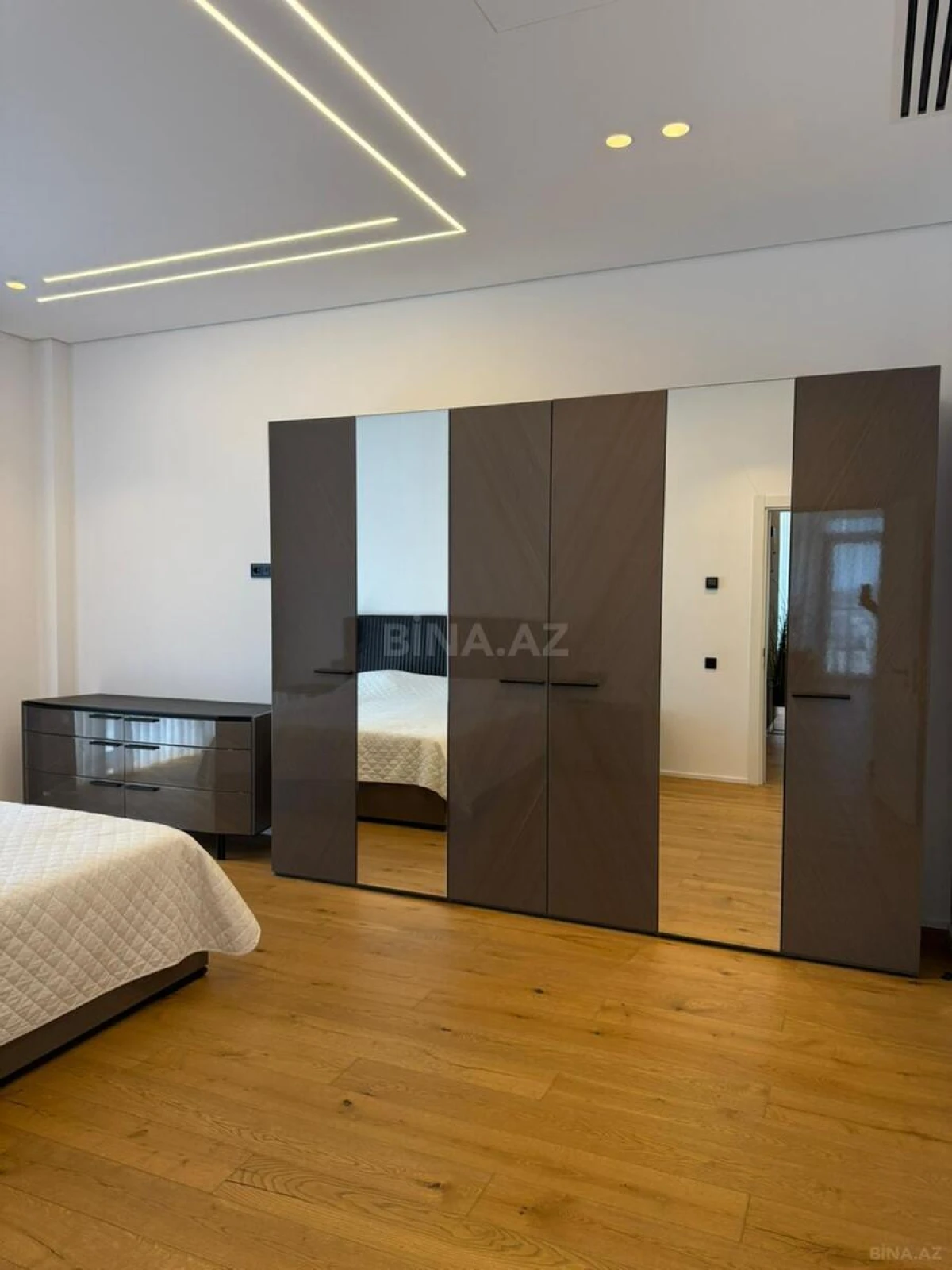 Kirayə verilir 3 otaqlı mənzil 145 m²