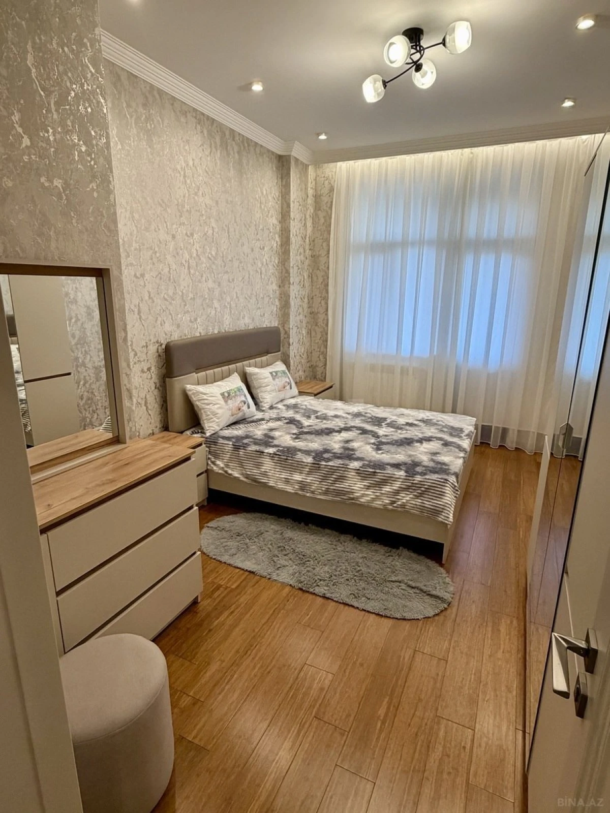 Kirayə verilir 2 otaqlı mənzil 85 m²