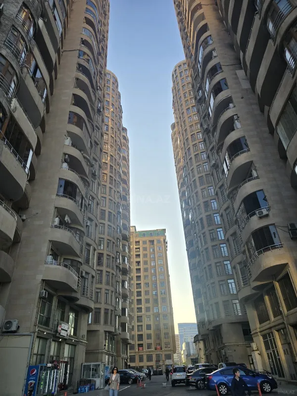 Satılır 5 otaqlı mənzil 226 m²
