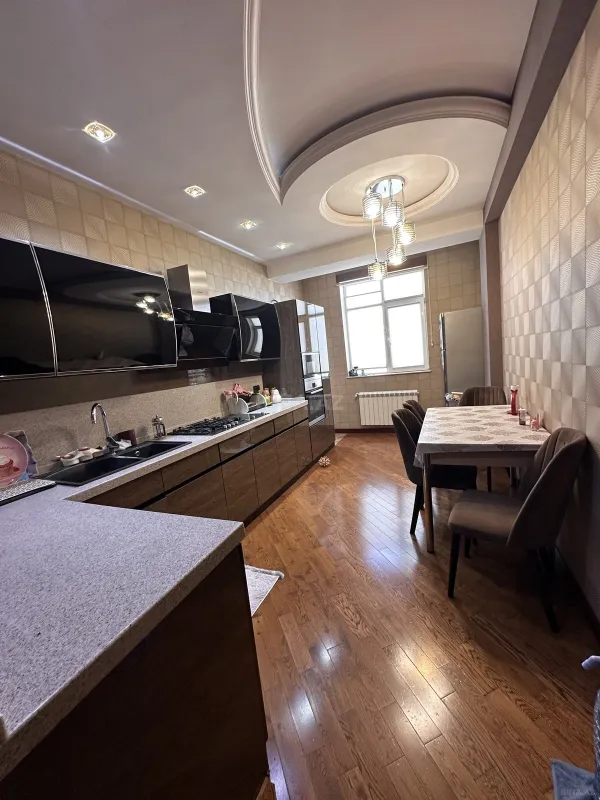 Satılır 3 otaqlı mənzil 145 m²