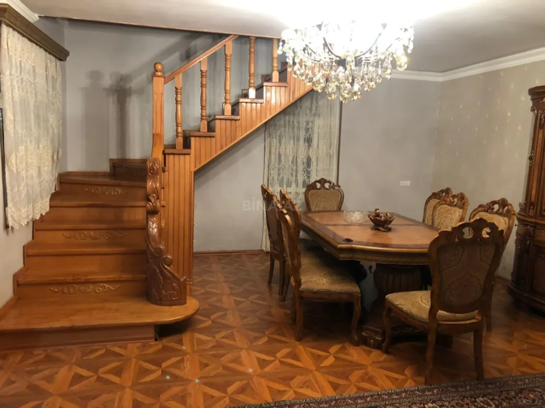 Kirayə verilir 7 otaqlı həyət evi 250 m²
