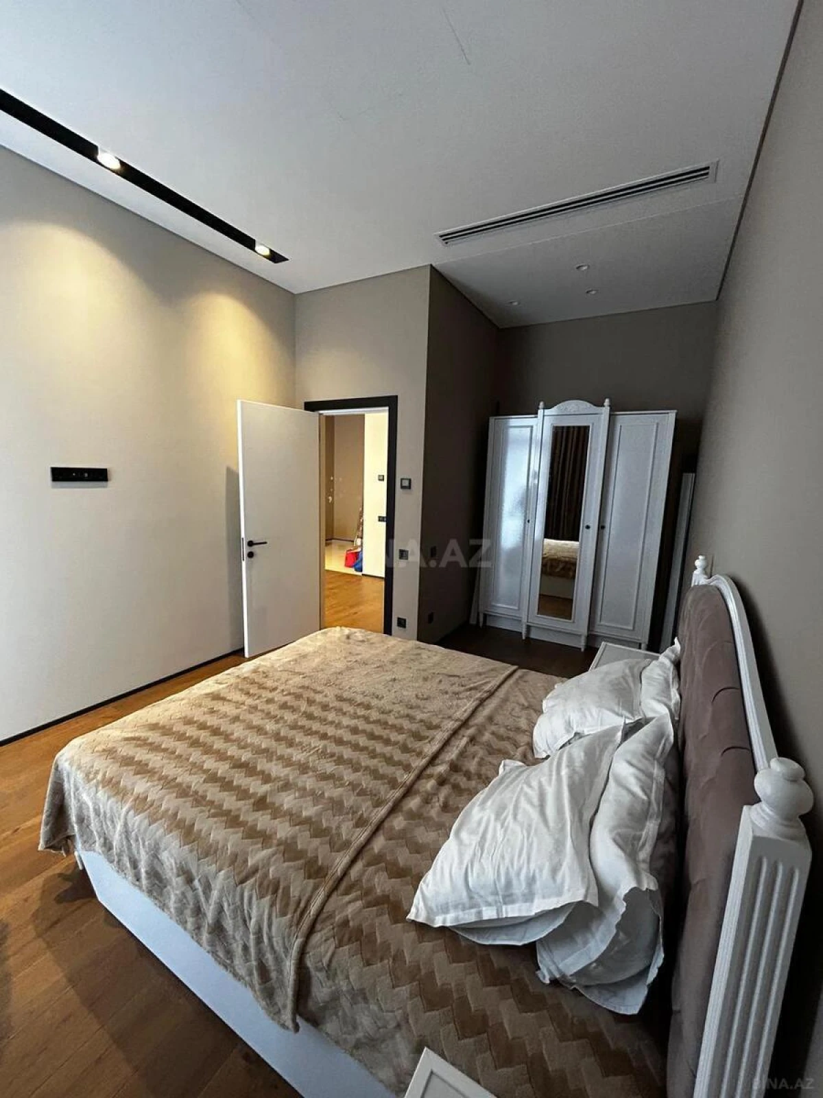 Satılır 2 otaqlı mənzil 76.5 m²