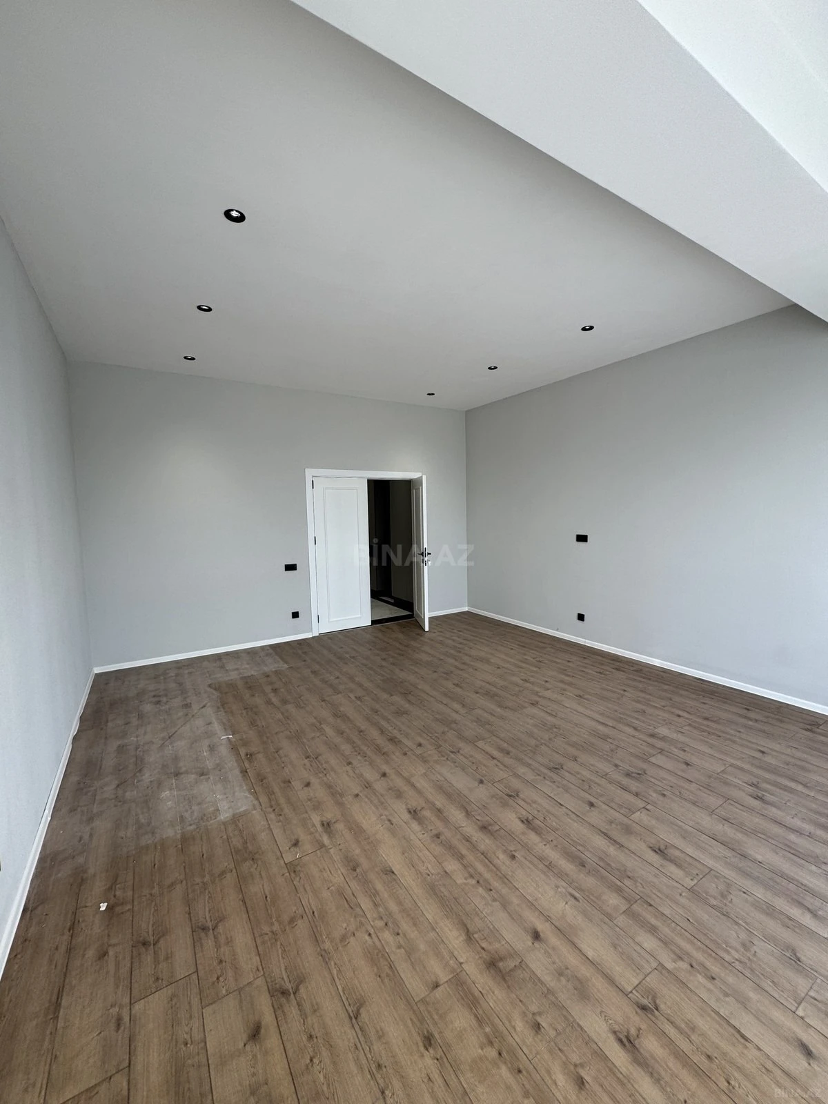 Satılır 4 otaqlı mənzil 172 m²